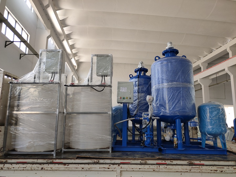 江苏盐城发货3台全自动加药装置+2台定压补水装置